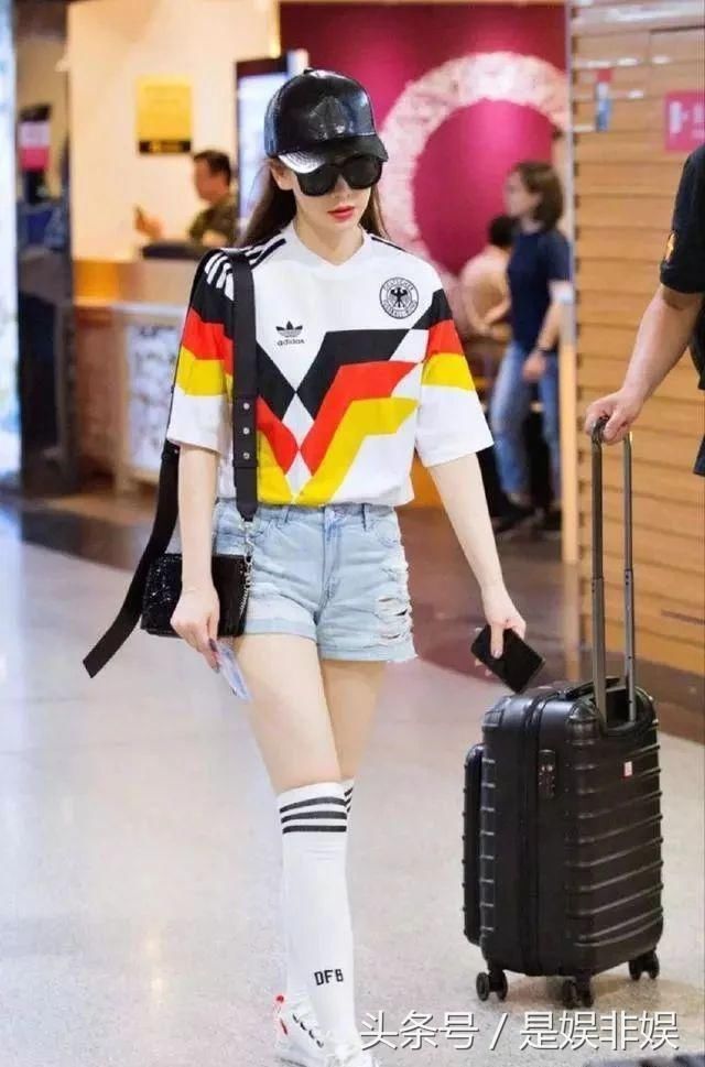 女星爱袜子外穿:杨幂杨颖时髦，鞠婧祎罕见，我就服迪丽热巴