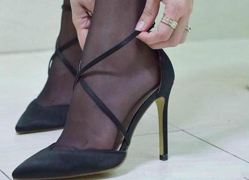 尖头高跟鞋的性感，让人十分难忘，十分喜欢