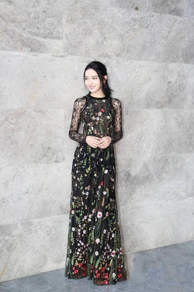 代斯厉害了！穿轻透视蕾丝裙秀身材，侧身瞬间仿佛看到了迪丽热巴