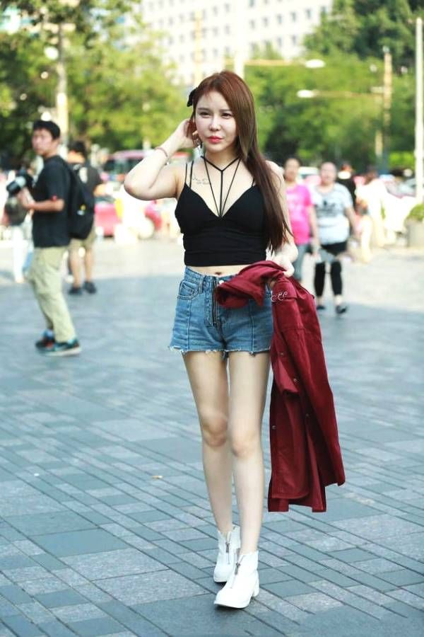 街拍:炎炎夏日，牛仔热裤穿上别有一番的风味