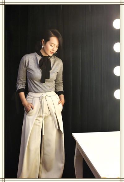 朱丹大晒美照，却被肚子上赘肉抢镜，网友：周一围还提得起兴趣么