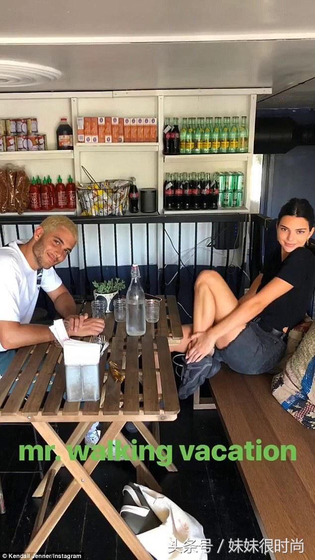 肯达尔詹娜穿黑T恤搭配牛仔短裤,又细又长的双腿成全了她的职业