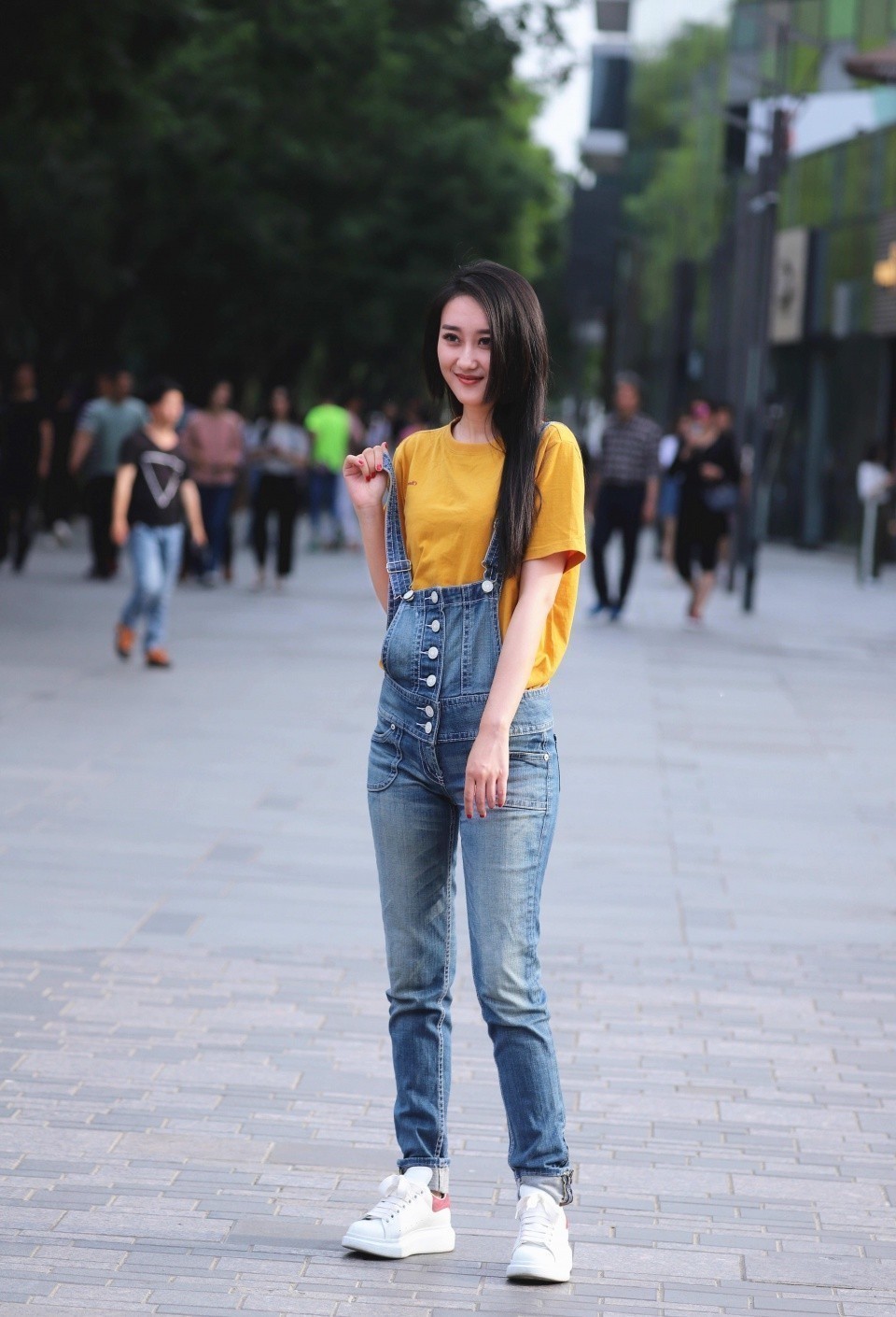 街拍:穿着清新洋气的小姐姐,时尚活力有魅力!