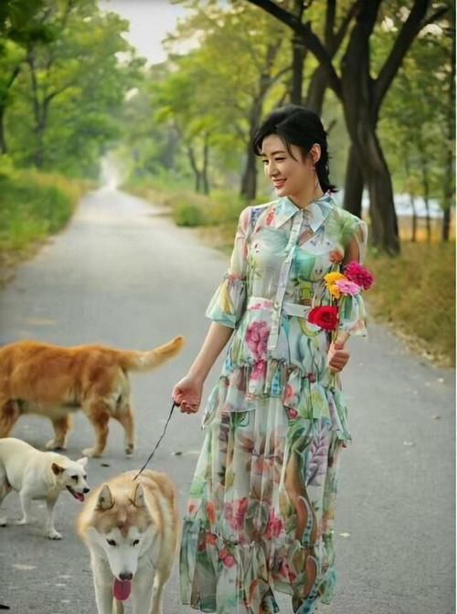『连衣裙融合』周涛51岁不显老,只因太会穿,身穿印花连衣裙减龄时髦,年轻20岁