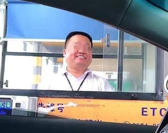 心疼!“高速男收费员假笑事件”刚刚平息，这位女收费员也火了