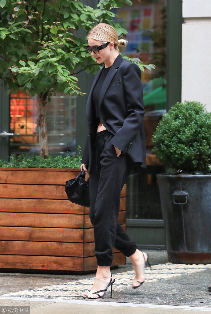 罗西汉丁顿穿黑色套装变霸道总攻 开启“炫腹”模式肌肉线条可见