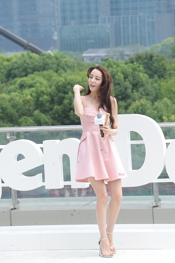 看完迪丽热巴的精修图，再看看无修图，网友：确定不是换了个人？