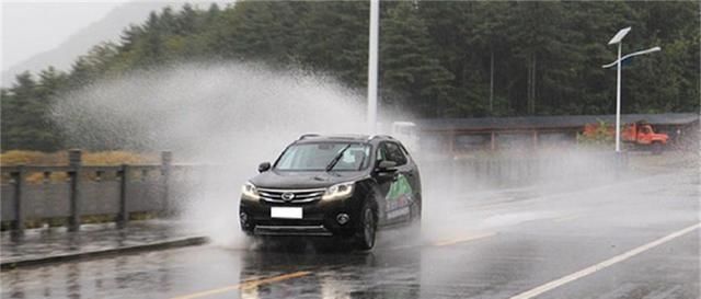  保命：跑高速突然下大暴雨怎么办？老司机：记住这几点，关键时