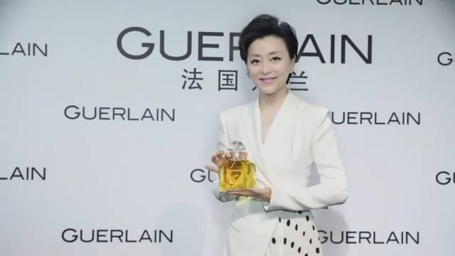  「背头」51岁“国宝主持人”杨澜亮相，背头配皮衣气场强，气质同龄人少见