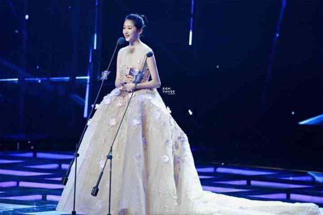 李沁把牛仔裤穿上红毯美到犯规，关晓彤盛装出席却被这个动作抢镜