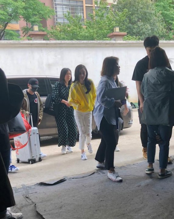 杨幂又双叒叕瘦了，黑色紧身裤硬是穿成直筒裤，网友:她有70斤吗