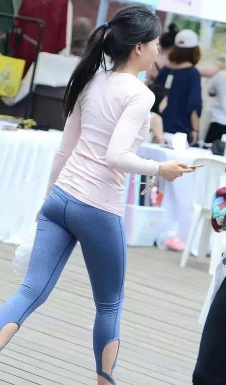 微胖妹子穿浅色打底裤，是不是有点抢镜