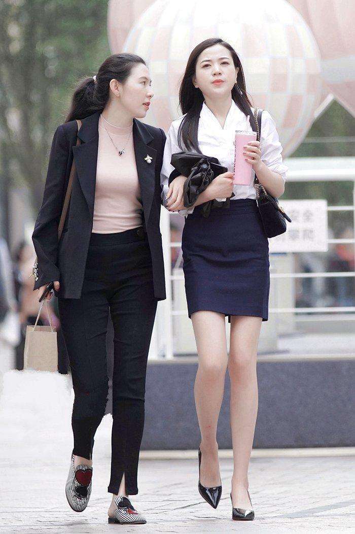 街拍: 闺蜜们还真有默契, 不但身材接近, 穿搭和气质也很相衬