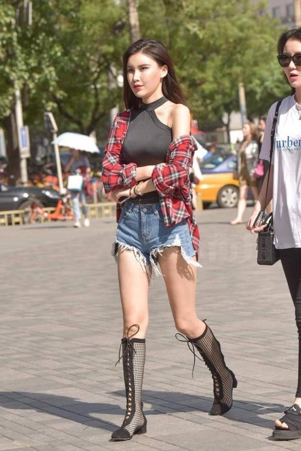 美女身穿破烂的超短热裤，用黑色短渔网袜打底，这样的穿搭少见！