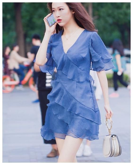 妹子热裤短到大腿根还露出渔网,这么宽松的T恤也只有你撑的起来