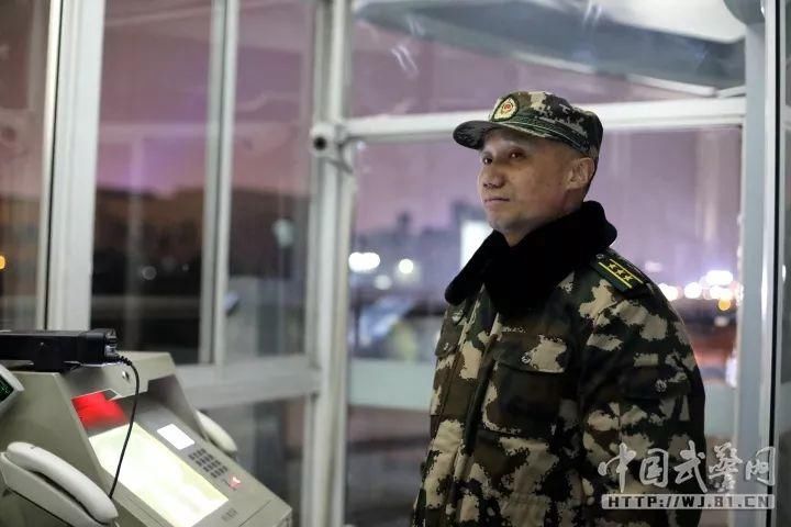 除夕夜，党员干部为祖国守岁，替战士“站岗上哨”