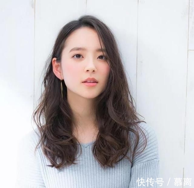  『时髦』别留黑长直了，试试超全的“日系”长发，时髦减龄显脸小
