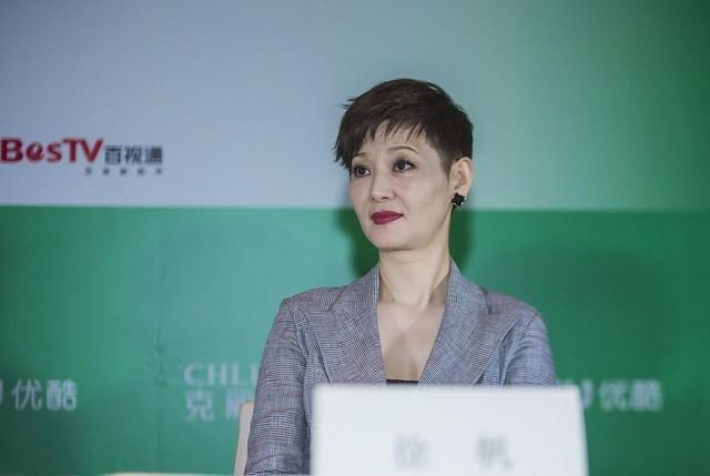 51岁徐帆化浓妆遮皱纹，看着辣眼睛，网友:真实一点不好么