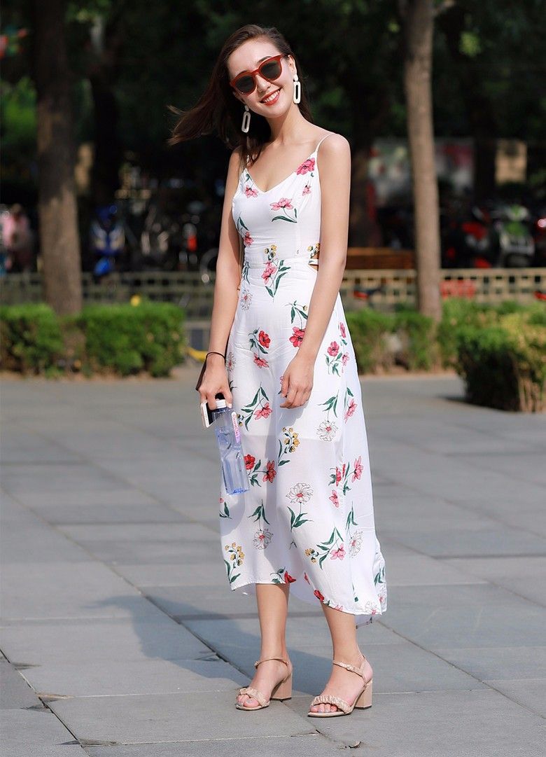 街拍：逛街时巧遇一清纯妹子，苗条多姿的身材引人关注