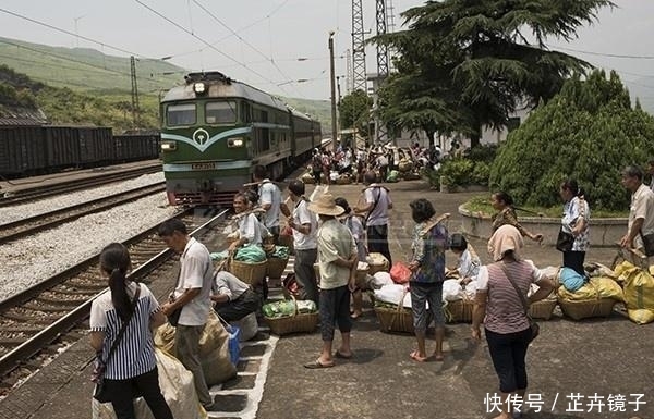 火车上的饭也不贵，农民饿着也不愿买，为啥？老农3句话扎心了