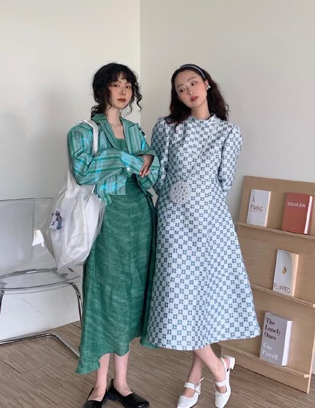「时髦靓丽」闺蜜的春夏风情出游穿搭,色彩鲜明青春靓丽,明星潮人都在穿