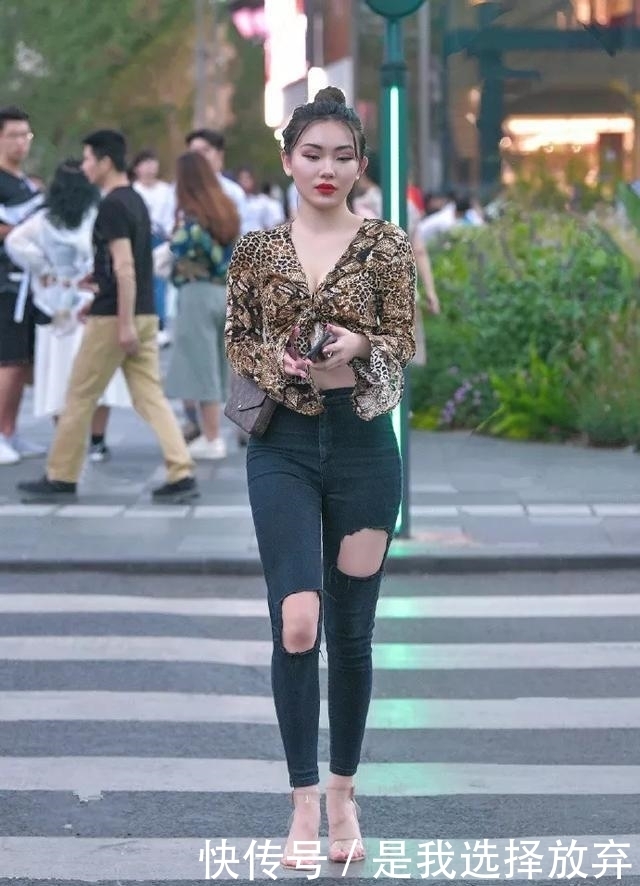 『般的』街拍:美女一字带的高跟凉鞋,凸显出一种女神般的气息