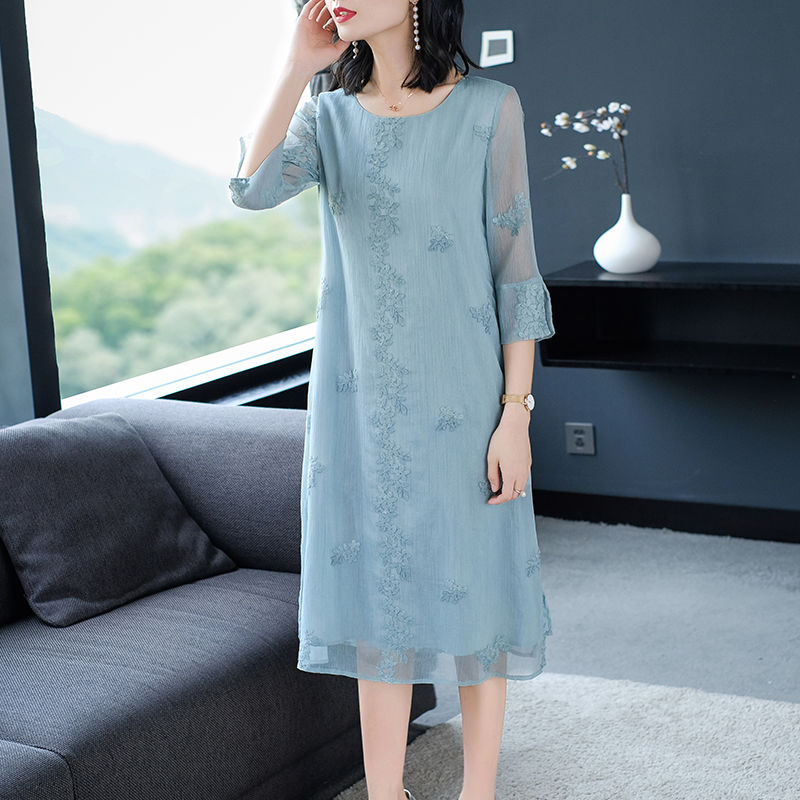 妈妈衣柜多了几件“秋裙”，穿上端庄又温婉，同事都夸我妈会打扮