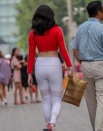 白色打底裤看上去简单,但是配上红色上衣就能展现出她的魅力来