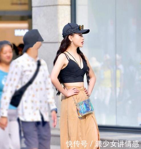 街拍 时尚美女爱秀身材, 吊带深V让人移不开眼睛!