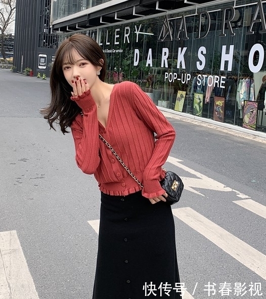 「红色」2020打底吊带裙不会搭怎么办?加一件红色针织小衫,更时尚不挑人