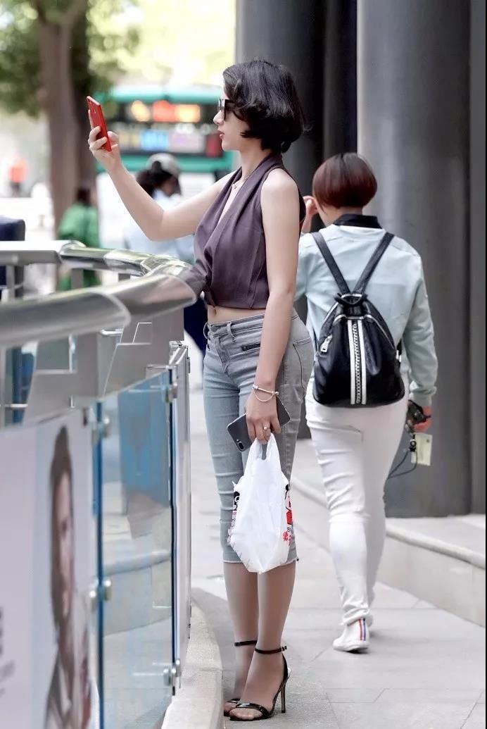 街拍：穿紧身牛仔裤短发气质美女