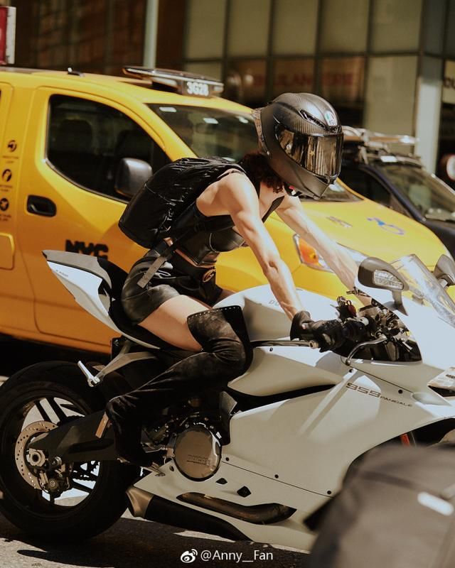 Jordan Rand机车小姐姐 穿着T恤长靴就面试了纽约时装周 酷爆了