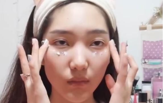  【油性肌肤】油皮肤女生别乱做保养，避开这3个护肤误区，皮肤又白又嫩滑