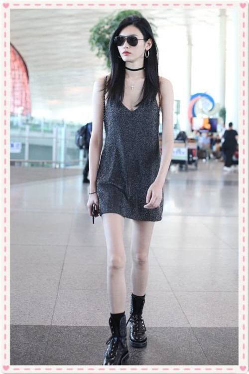 奚梦瑶这下糗大了！穿紧身背心都撑不起来，网友：心疼何煪君！