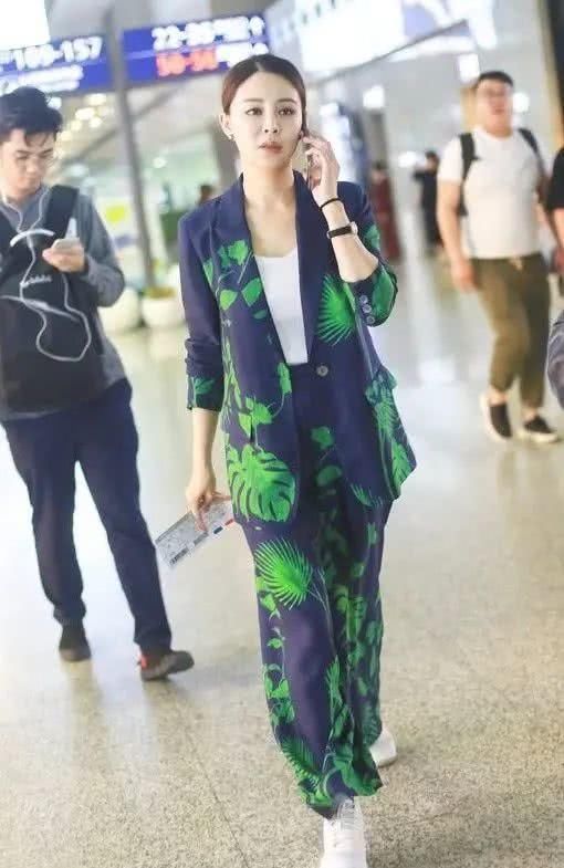 「 感觉」穿露背长裤秀小蛮腰,可她脸早就僵了啊!,关悦为了证明自己年轻