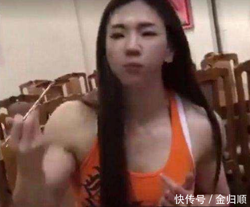 女子在火锅店吃火锅，众人看见她的身材后，眼珠子都快掉出来了！