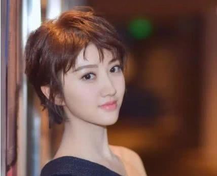  [显脸]今年早春最火的发型是它？显脸小还不挑人，10年都不过时！