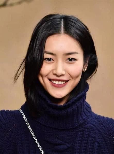  『蓝色』大表姐刘雯春季街拍曝光，蓝色针织衫搭白色短袖，舒服又优雅