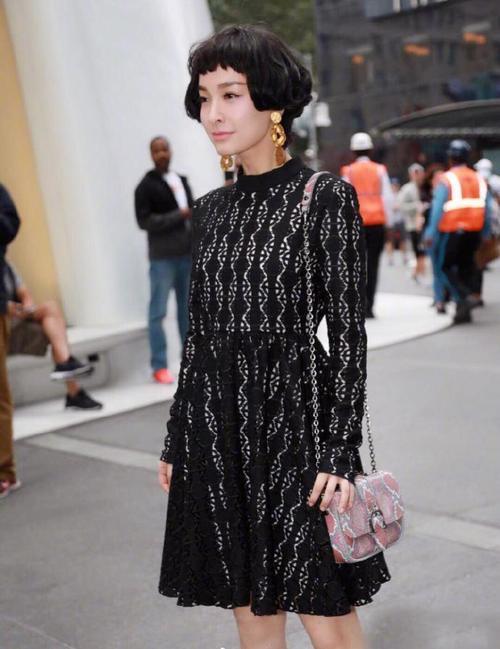 吴昕再剪赫本发型，五千块包包背出五万块高级感，难怪老外盯着看