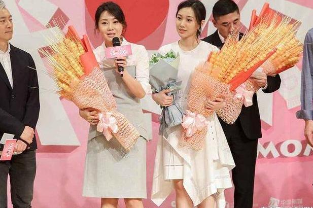 47岁闫妮娇嫩欲滴，同框20岁女儿像是姐妹，网友：真是逆生长