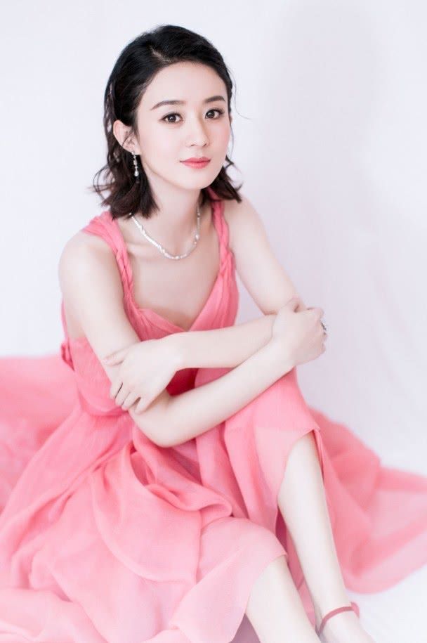 赵丽颖这礼服厉害了，裙子自带纹身效果，要往叛逆的方向走？