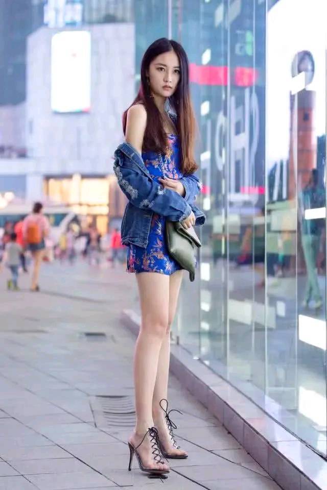  小姐姐■街拍：女生紧身服饰搭配高跟鞋, 秀出女性魅力的好身材