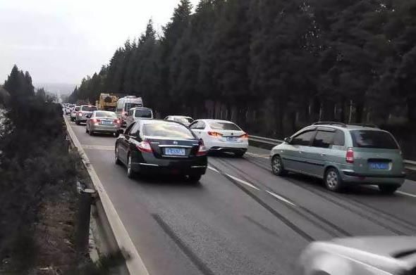  转向灯|高速超车，车在超速车道还用不用打左转向灯？交警：注意