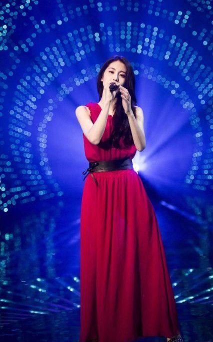 张碧晨腿瘦成两根针，网友:跟我胳膊差不多!这能承受上半身?