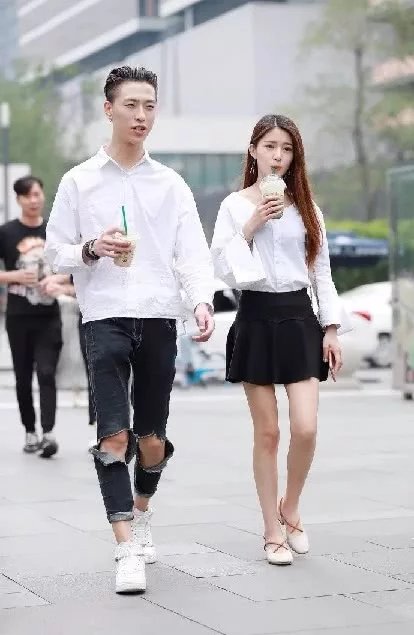 火辣迷人小姐姐，时尚穿搭牛仔超短裤大秀美腿诱惑