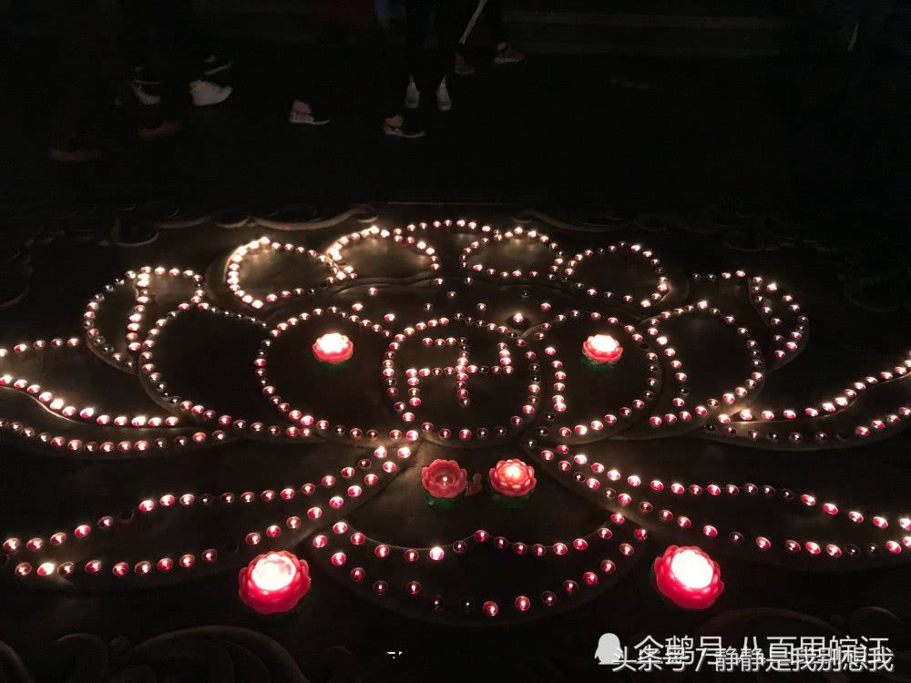 地藏王菩萨1323年诞辰日 数万佛系游人涌入九华山打地铺敬香