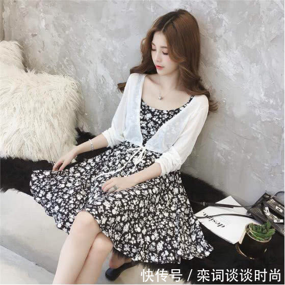 路人街拍,白的色与黄色搭配,看起来非常养眼!