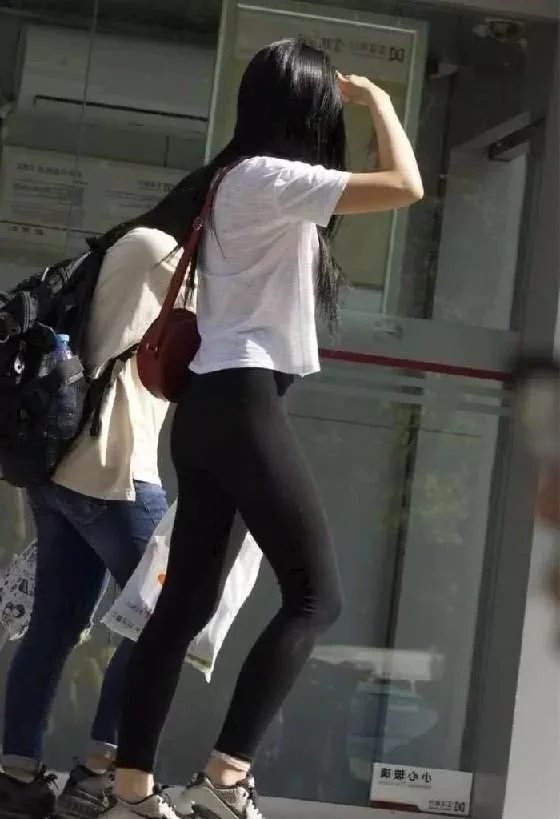 漂亮气质小姐姐，黑色紧身裤尽显尽显曼妙迷人好身材，筷子腿美出