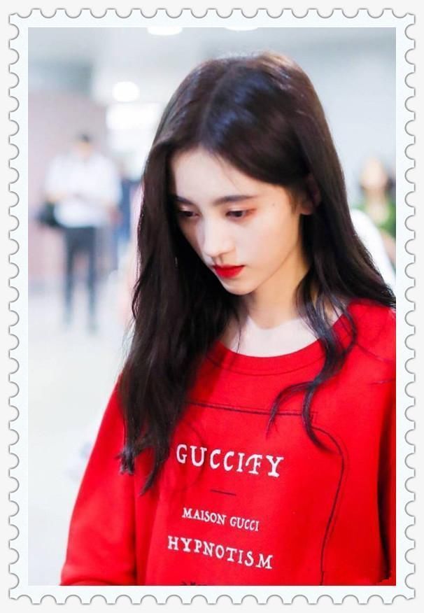 当159鞠婧祎和166杨幂同穿红色卫衣,这差距原谅我不厚道的笑了!