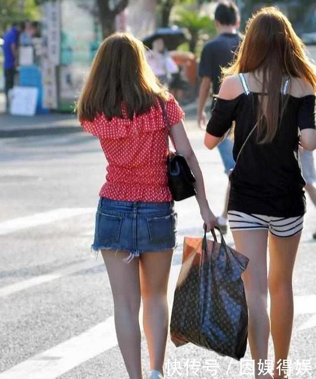 「 红唇」一抹红唇更显妩媚,真是迷人,街拍:小姐姐身姿婀娜曼妙